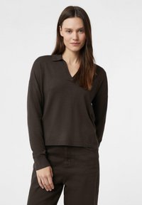 Brązowy sweter z dekoltem w serek i kołnierzem, długie rękawy, ściągacze na mankietach i u dołu. Gładka faktura, luźny krój, w zestawie z dopasowanymi spodniami.