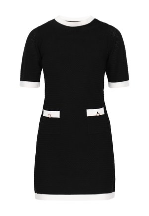 Rochie scurtă, cu textură neagră, cu mâneci scurte, cu marginile gulerului, manșetelor mânecilor, tivului și faldurilor buzunarelor albe, decorate cu nasturi mici.