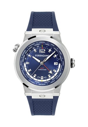 Pánske hodinky Ferragamo s modrým ciferníkom, strieborným puzdrom z nehrdzavejúcej ocele a gumovým remienkom s textúrovanými prvkami; obsahujú funkciu GMT pre rôzne časové zóny.