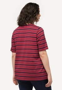 Rood en marineblauw gestreept t-shirt met korte mouwen, ronde hals en een ontspannen pasvorm. Zachte stof met een gladde textuur, voorzien van horizontale strepen.
