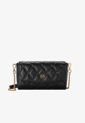 Sac bandoulière en cuir noir matelassé avec bandoulière chaîne dorée, petits clous et un logo rond doré sur le rabat avant.