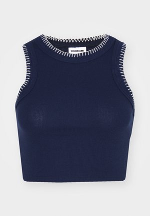 Top de alças azul marinho com um decote redondo, apresentando costuras brancas em contraste ao longo das bordas e sem mangas.