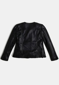 Czarna skórzana kurtka z plisowanym dołem, długimi rękawami i gładką teksturą, z charakterystycznym wykończeniem szwów z tyłu.