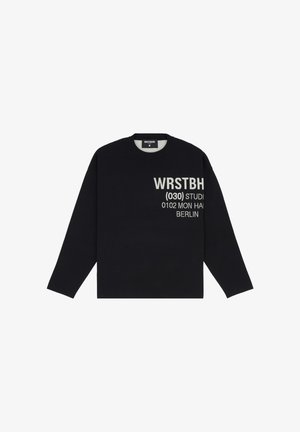 Sort langærmet sweater lavet af blødt stof, med hvid tekstbranding "WRSTBH (030) STUDIO 0102 MON HAN BERLIN" foran.