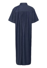 Denimkjole i mørkeblå med korte ærmer, knapkrave og plissé bagpå. Designet er ankellangt med sideslids.