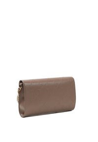Ruskean nahkainen clutch, jossa on kohokuvioitu monogrammikuosi, litteä muotoilu, kultaketju kahva ja sileä pinta. Kompakti ja suorakulmainen muoto.