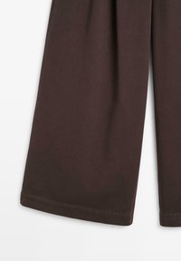 Brązowe spodnie o szerokich nogawkach wykonane z miękkiej bawełny, z prostym brzegiem i bez dodatkowych ozdób czy wzorów.