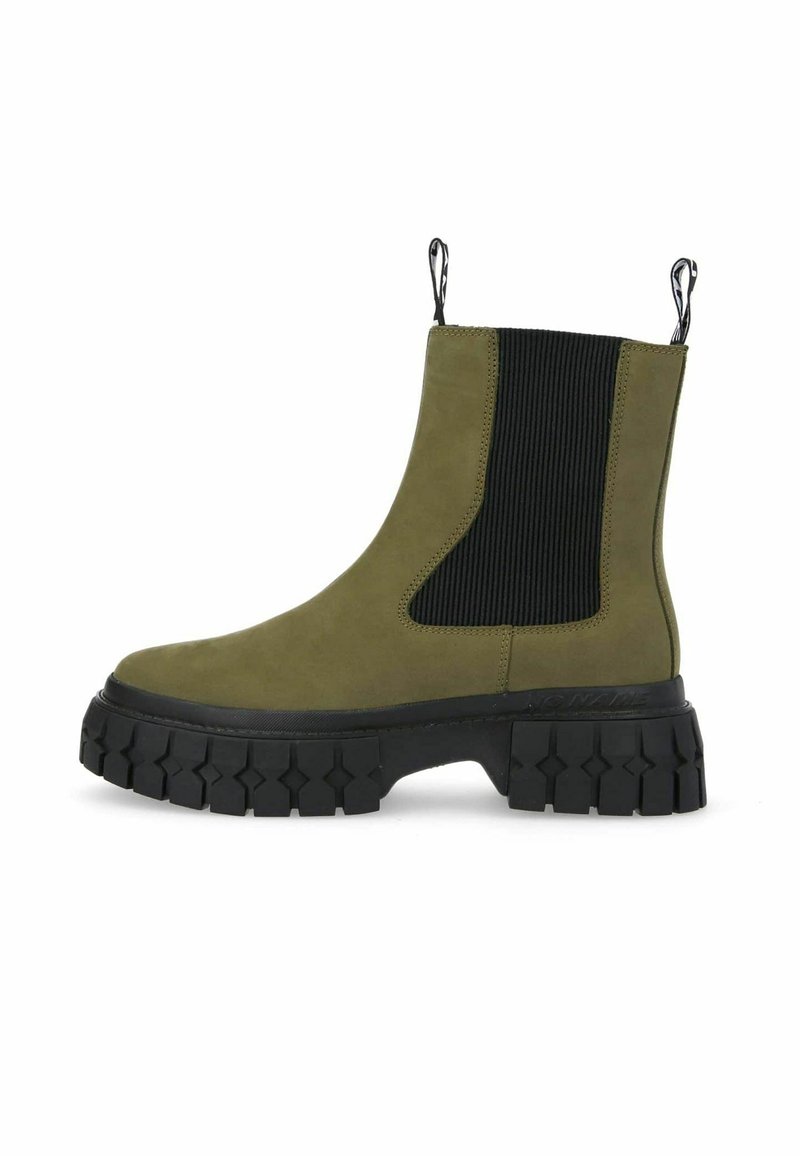 Stivale alla caviglia in suede verde con pannelli laterali elastici neri, linguette per il tacco e una suola in gomma nera spessa con un motivo di grip testurizzato.