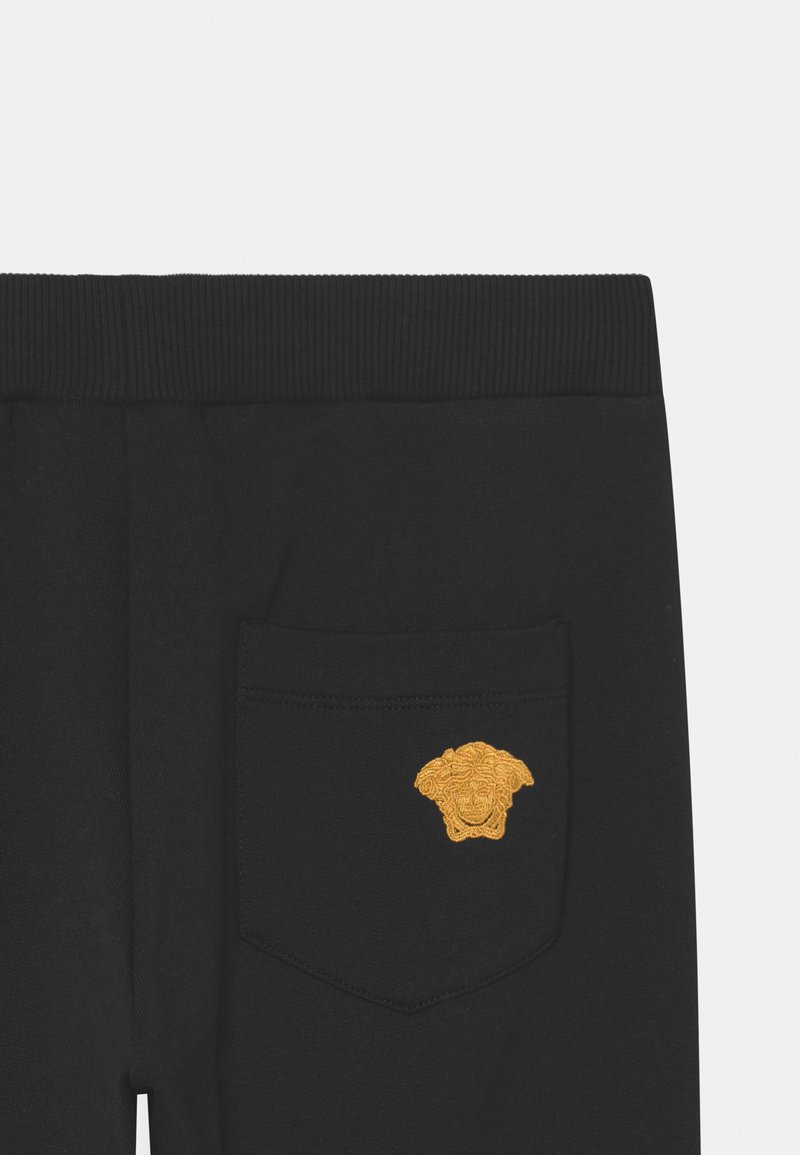 Kinder Shirts & Tops | Versace MEDUSA CAPSULE DRIVERS UNISEX Jogginghose nero/oro/schwarz - MU77614 Kinder Shirts & Tops | Versace MEDUSA CAPSULE DRIVERS UNISEX Jogginghose nero/oro/schwarz - MU77614