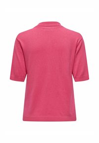 Vista posteriore di una polo a maniche corte semplice, di un vivace rosa brillante con colletto e polsini a coste, esposta su uno sfondo bianco.