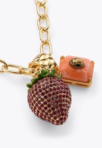 Złoty naszyjnik łańcuszkowy z czerwonym rhinestonowym charms'em w kształcie truskawki oraz prostokątnym koralowym charms'em z akcentem biedronki.