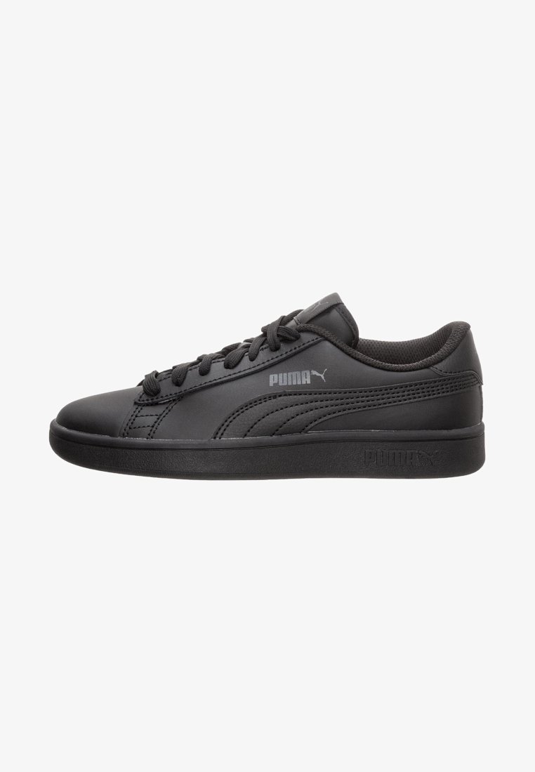 Sneakers en cuir synthétique noir à profil bas, avec des lacets ronds, un logo Puma discret et une semelle extérieure en caoutchouc texturé.