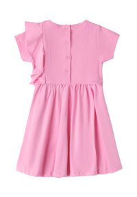 Rosa Baumwollkleid mit kurzen Ärmeln, geripptem Oberteil, geraffter linke Schulter und Knopfverschluss am Rücken; der Rock weitet sich von der Taille aus.