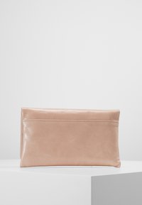 Pochette en cuir rose clair avec une texture lisse, forme rectangulaire plate et une poche arrière discrète. Design épuré et minimaliste.