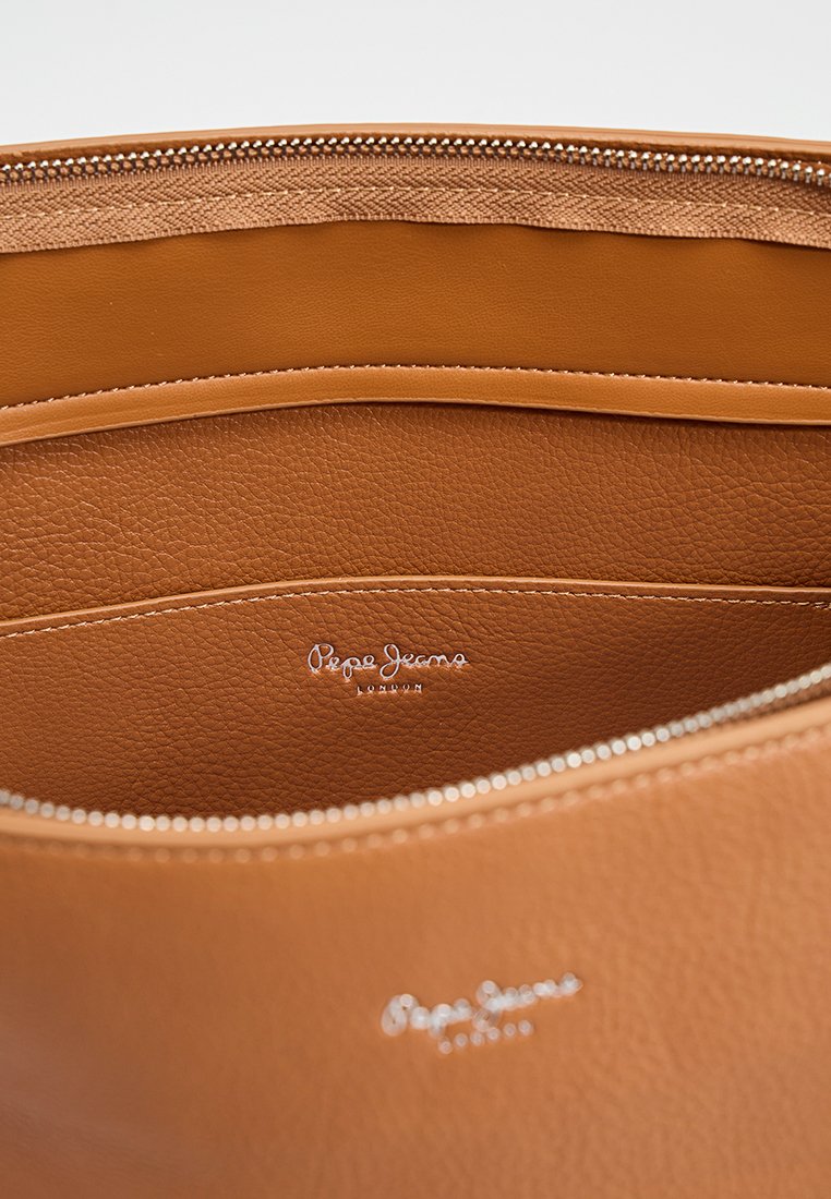 Interior de una bolsa de cuero marrón con textura suave, con cierre de cremallera y logo en relieve "Pepe Jeans London". Diseño limpio y sencillo.