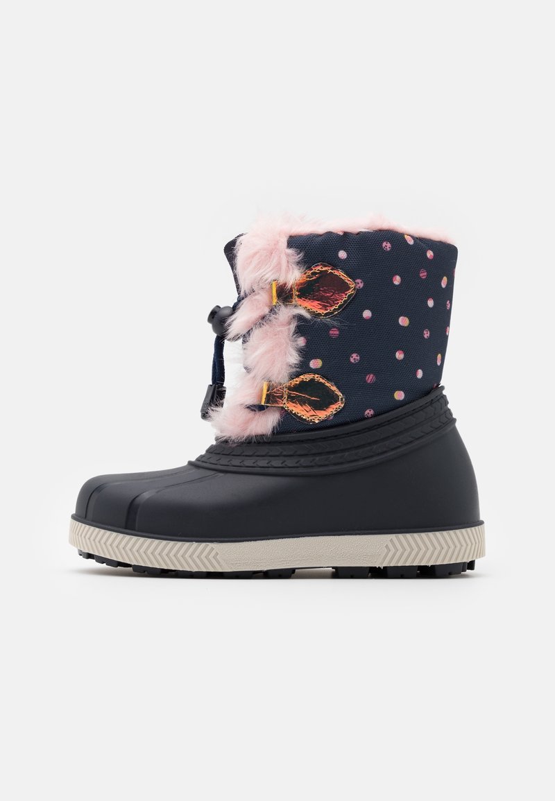 Botte de neige pour enfants en bleu marine avec pois roses, bordure en fausse fourrure rose, fermetures à bouton-pression et semelle en caoutchouc beige.