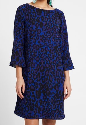 Sukienka w niebiesko-czarny wzór w panterkę z kwadratowym dekoltem i rękawami długości do łokcia w stylu dzwonka, zaprojektowana na luźny krój. Miękka tekstura tkaniny.