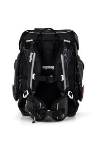 Sac à dos ergonomique noir avec des motifs d'éclairs, des bretelles réglables, des accents réfléchissants, des poches latérales doubles et des boucles de sécurité.