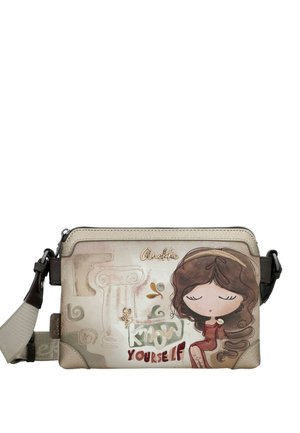 Bolso bandolera con una ilustración de una niña con los ojos cerrados, columna decorativa y texto "Conócete a ti mismo" en tonos beige y marrón apagados.