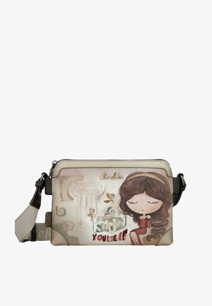 Bolso bandolera con una ilustración de una niña con los ojos cerrados, columna decorativa y texto "Conócete a ti mismo" en tonos beige y marrón apagados.