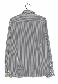 Camicia a righe bianca e nera, materiale in cotone, colletto con bottoni, maniche lunghe, fessure laterali e dettaglio del logo sul polsino.