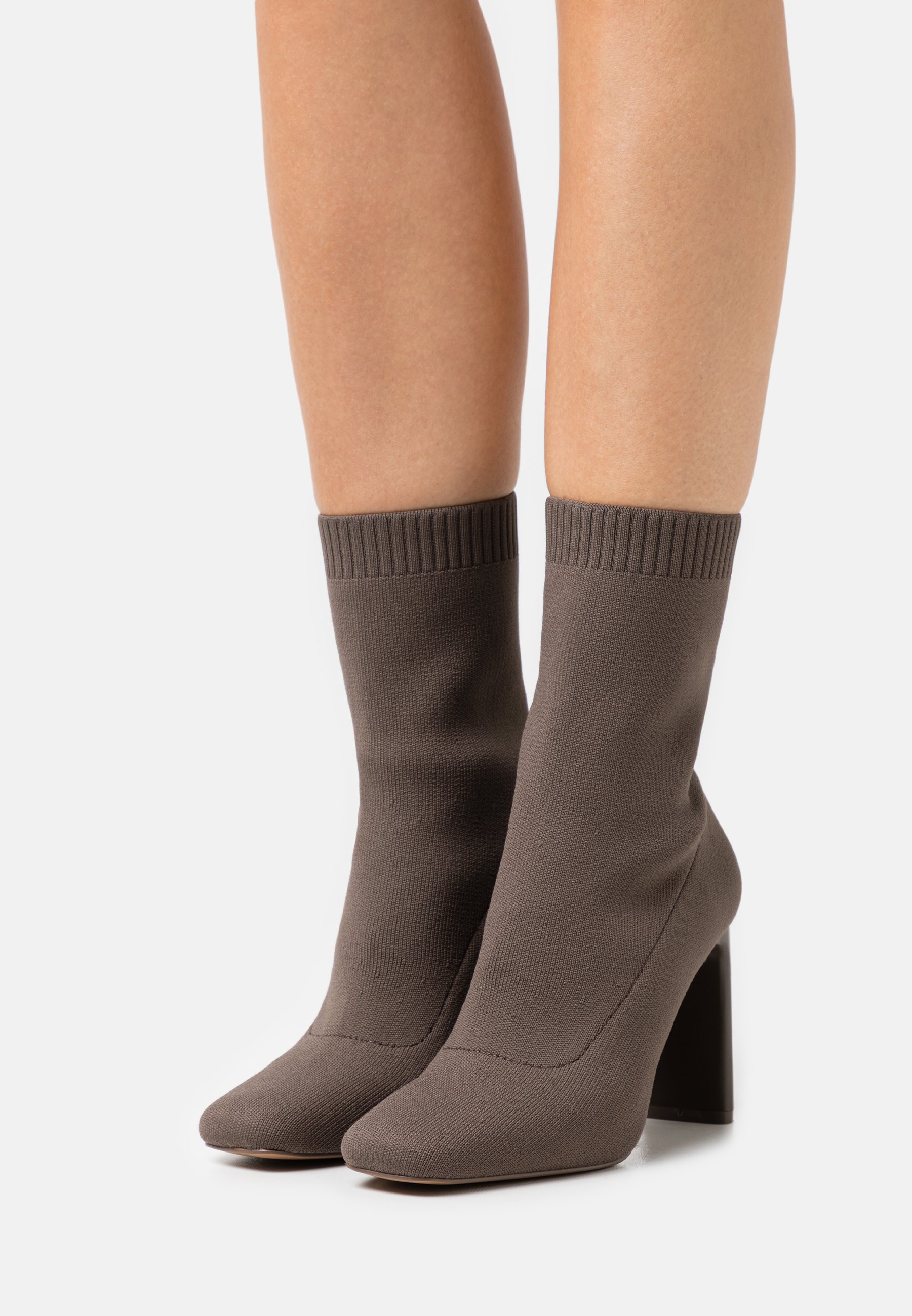 stivaletti con tacco marroni