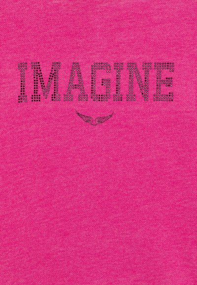 Fuchsiová tričko s nápisom "IMAGINE" z čiernych rhinestones, s malou grafikou krídla nad textom. Mäkka, textúrovaná tkanina.