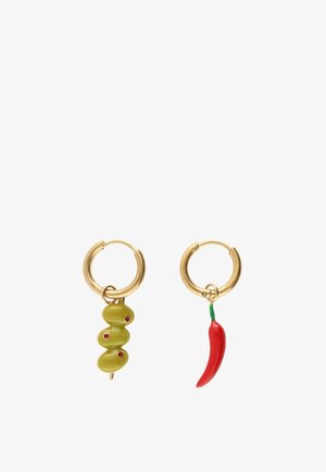 Pendientes de aro de oro con colgantes, uno con tres aceitunas verdes y el otro con un chile rojo.
