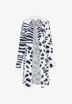 Lang, donzige cardigan met een zwart-wit zebra-strippatroon op de ene mouw en een gespikkeld patroon op de andere, met een zachte kraag.