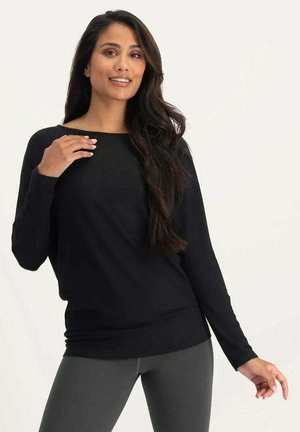 Haut noir à manches longues, coupe décontractée, col rond, en tissu doux, avec une texture lisse et un détail subtil à l'ourlet.