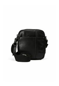 Bolso de cuero negro tipo bandolera con forma rectangular, correa ajustable y detalles de costura sutiles. Textura suave con un diseño minimalista.