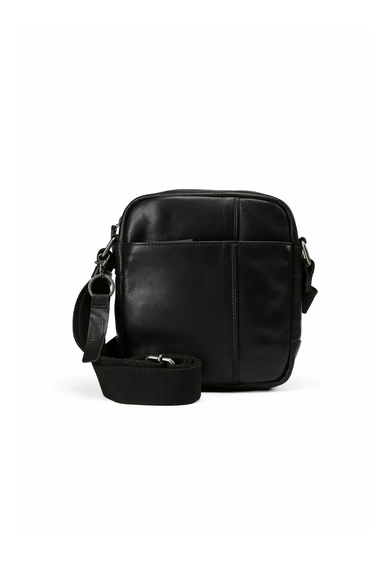Bolso de cuero negro tipo bandolera con forma rectangular, correa ajustable y detalles de costura sutiles. Textura suave con un diseño minimalista.