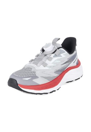 Grauer und weißer Laufschuh mit roter Zwischensohle, schwarzer Sohle, atmungsaktivem Mesh und rundem Schnürsystem oben.