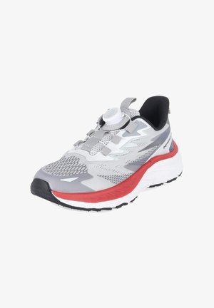 Zapatilla de correr gris y blanca con entresuela roja, suela negra, malla transpirable y un sistema de cordones con cierre redondo en la parte superior.