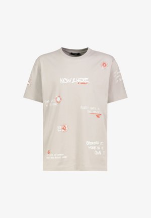 Hellbeiges T-Shirt mit verstreuten weißen und roten handgeschriebenen motivierenden Sprüchen sowie kleinen Sonnenstrahl-Grafiken auf der Vorderseite und den Ärmeln.