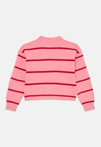 Rosa strikkegenser med lange ermer og horisontale røde striper, vist fra baksiden på hvit bakgrunn.