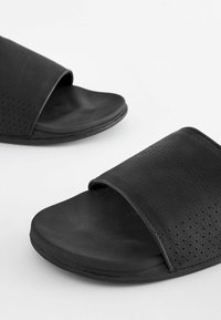 Next MOTION FLEX - Badslippers - black