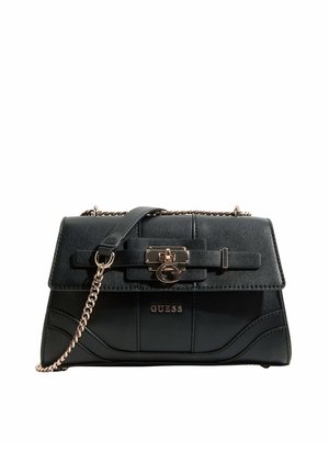 Sac à main Guess en cuir noir avec une bandoulière chaîne dorée, fermeture à rabat avant avec une boucle dorée et une boucle décorative avec un charm "G".