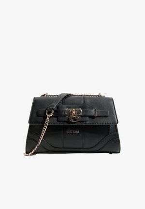 Sac à main Guess en cuir noir avec une bandoulière chaîne dorée, fermeture à rabat avant avec une boucle dorée et une boucle décorative avec un charm "G".