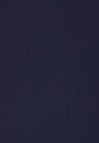 Laivastonsininen ribbineulottu kangas, sileä tekstuuri, hienovaraisella kiillolla. Tasaisesti sijoitetut pystysuorat viivat luovat jäsennellyn ilmeen.