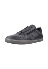 Zapatilla gris hecha de cuero y tela, con cordones frontales, cierre de cremallera, acentos perforados y suela de goma texturizada.