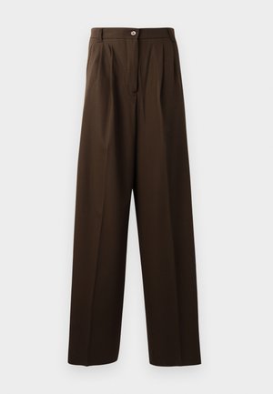 Pantalons taillés marron avec un design à jambes larges, dotés de plis sur le devant, d'une fermeture à bouton et d'un tissu lisse et texturé.