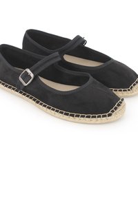 Bailarinas de ante negro con puntera redonda, correa ajustable y suela de yute trenzado. Textura suave con detalle de costura en contraste.