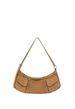 Bolso marrón de ante con correa ajustable y dos bolsillos con solapa en la parte frontal, asegurados con botones de presión.