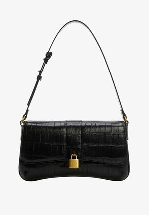 Sac à bandoulière noir avec texture crocodile, forme rectangulaire, sangle ajustable et fermeture centrale par cadenas doré.