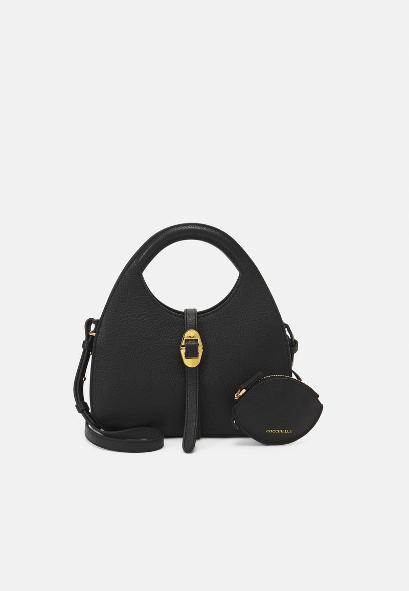 Sac à main en cuir noir au silouhette arrondie, surface texturée, fermoir en métal doré et petit porte-monnaie attaché.