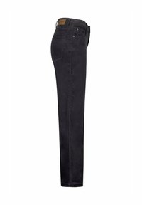 Zwarte denimbroek met een rechte snit, subtiele textuur, vijf zakken en een leren label op de tailleband. Bevat metalen accessoires.