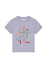 Lavender T-shirt met een lijntekening van een figuur met rode laarzen, omringd door kleurrijke bloemen en abstracte vormen.