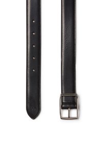 Svart läderbälte med en jämn yta, fyrkantig silvrig spänne och fem justeringshål. Avsmalnande ände för en polerad look.