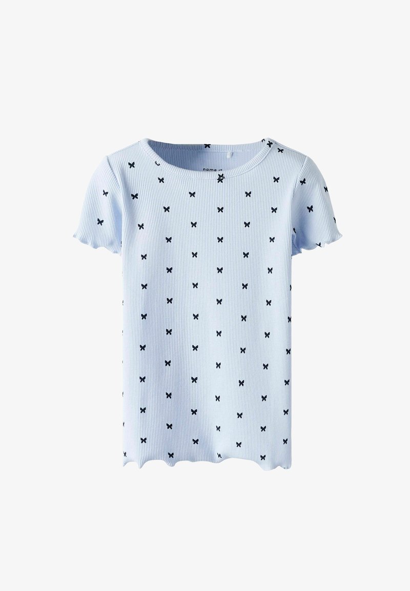 T-shirt en rib cordé bleu clair à manches courtes, décoré d'un motif de petites croix noires. Détails en dentelle sur l'ourlet et le col.
